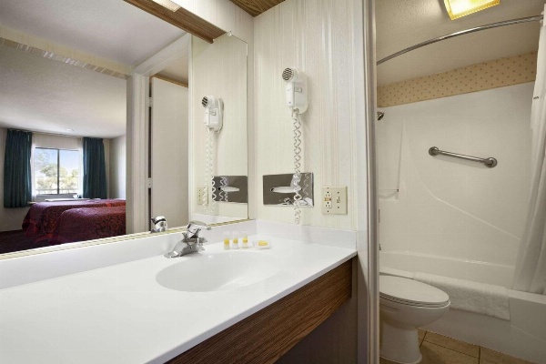 Days Inn by Wyndham Gilroy image 4