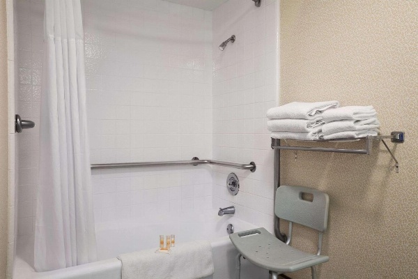 Days Inn by Wyndham Gilroy image 5