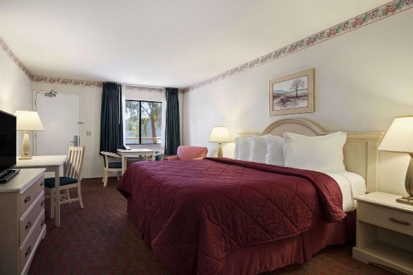 Days Inn by Wyndham Gilroy image 7